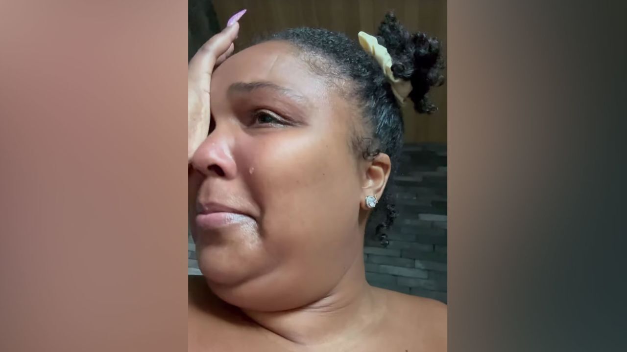 Lizzo breaks down in tears after flutist James Galway sends her a personal Christmas greeting